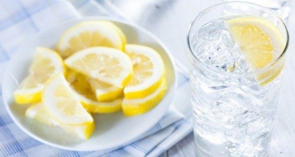 Beber agua con limón en ayunas