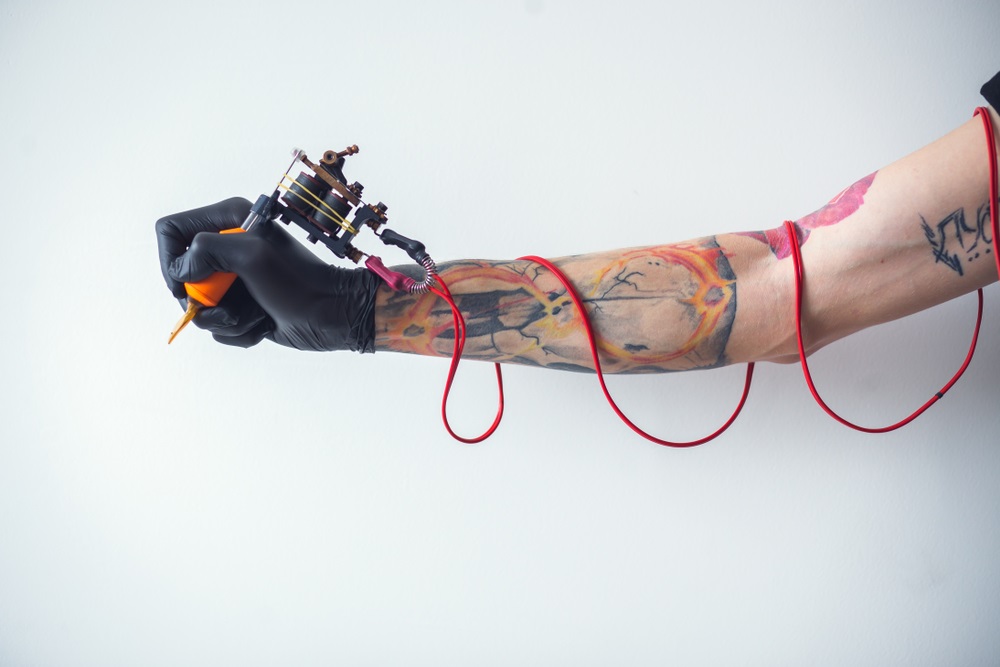 Las partículas de metal que se desprenden de las agujas para tatuajes también penetran en el organismo